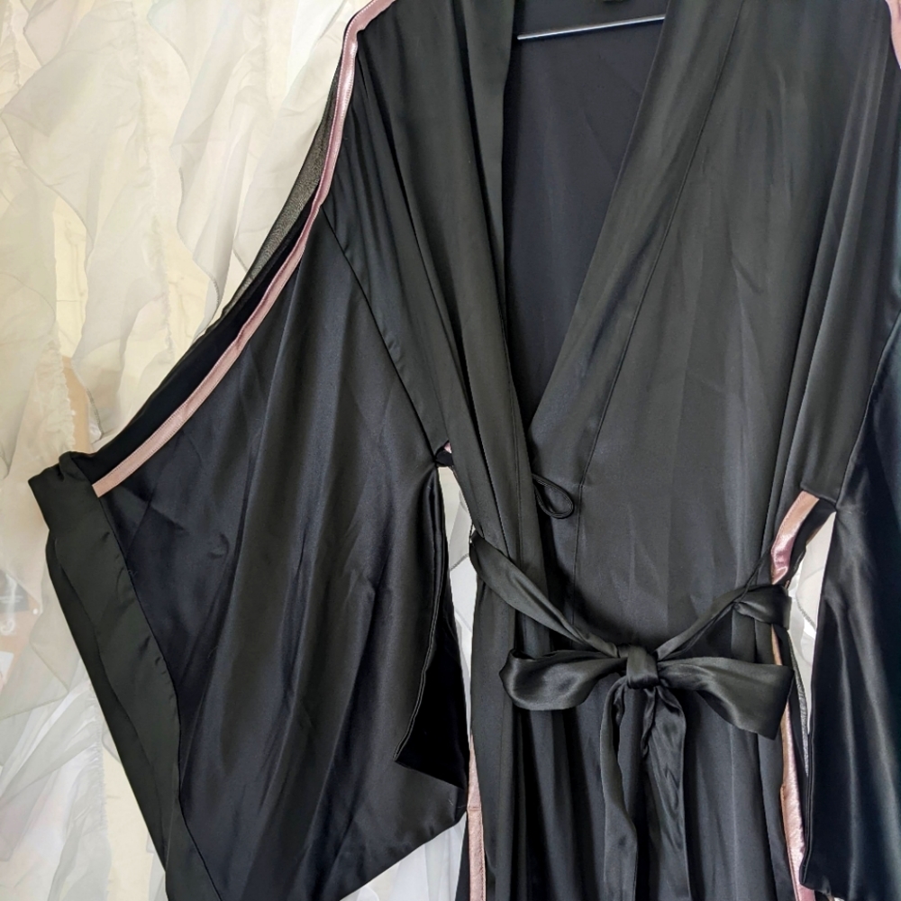 VICTORIA'S SECRET Black Silky Kimono Robe in SX/S